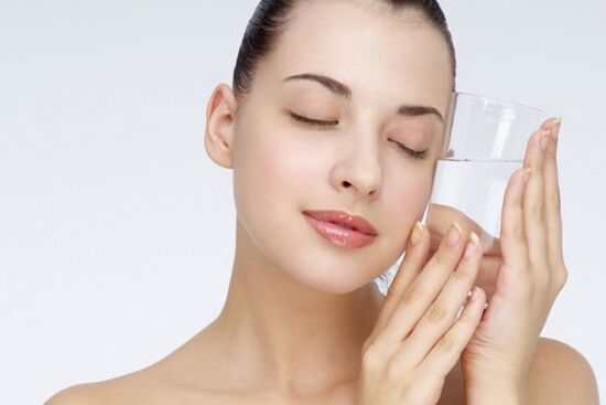 Tuyệt chiêu sử dụng nước hoa hồng làm trẻ hóa làn da giúp da căng bóng, mịn màng