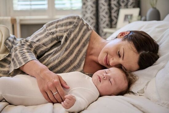 Lịch sinh học của bé là gì? Làm sao để giúp con ngủ ngon mà không cần bế ru?