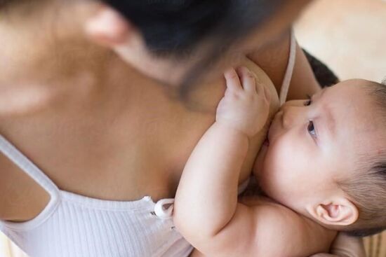 Vì sao bé ngủ nông, bú vặt nhiều? Mẹ cần làm gì?