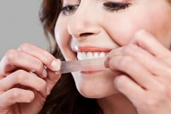 Hướng dẫn sử dụng miếng dán răng 3d crest white đúng cách và hiệu quả nhất.