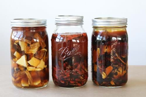 Có nên dùng rượu thuốc để trị mụn không?