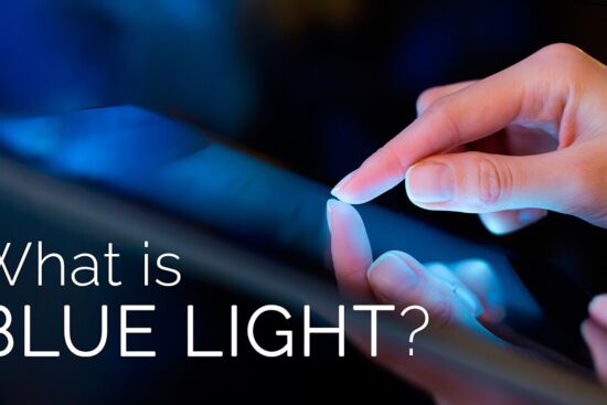 Ánh sáng xanh từ máy tính và điện thoại có làm hại da của bạn không?
