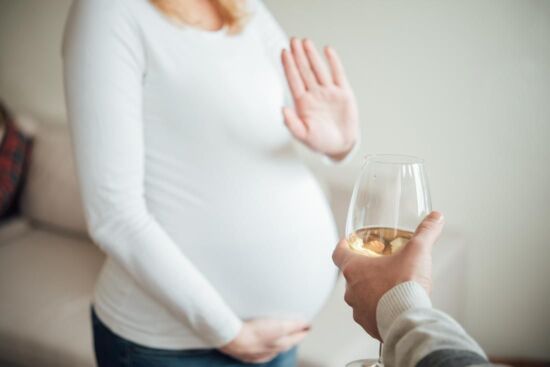 Những đồ uống mẹ bầu cần tránh khi mang thai