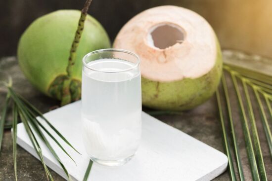 Bà bầu có nên uống nước dừa không?